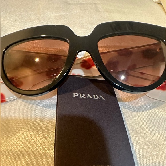 Prada sunglasses - Picture 2 of 6